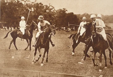 Le roi Édouard jouant au polo à Long Island, New York, années 1930
